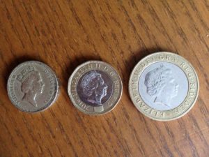 使用期限に注意 10ポンド札が新しくなりました 1ポンド硬貨の情報も イギリス情報マメ話